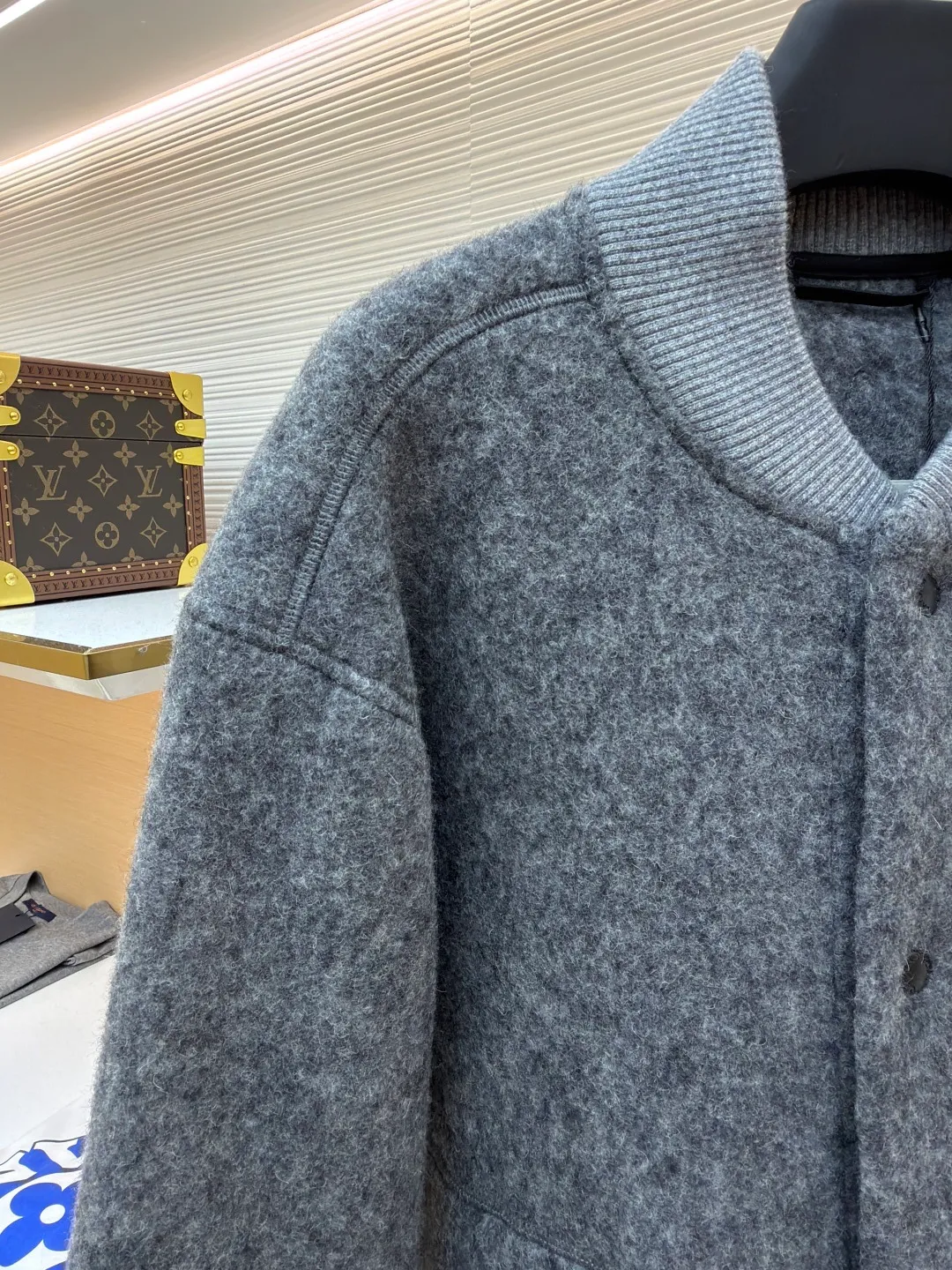 P770 Canada Goose Fleece Badge Button Jacket ●Original version: purchased and developed by 6199 ●Item number: 1682131-C55 ●Fabric: wool blended fabric ●Technology: rib knitting ●Color: dark gray ●Version: fitted version ●Weight: about 910 grams ●Size: S-M-L-XL ●Description: Wool blend fabric: The main fabric of this jacket is light gray wool blend fabric to improve the fabric's wear resistance, wrinkle resistance and warmth. Wool provides good warmth and a natural feel, while blended fibers enhance the fabric's practicality and durability. Rib knit at collar, cuffs and hem for added stretch and fit. The cutting process needs to ensure that the texture and color of the fabric are evenly distributed, especially with this light gray tone, to avoid chromatic aberrations. The stretchability of wool-blend fabrics needs to be taken into consideration when cutting pieces to ensure dimensional stability of the finished garment. Use a sewing needle and thread suitable for wool-blend fabrics to avoid damage to the fabric during sewing. The sewing stitches are even and firm to prevent thread stripping. The temperature needs to be controlled during ironing to avoid high temperature damage to the fabric while keeping the fabric smooth and crisp. The overall wiring is straight and delicate, the fabric is comfortable and soft, and the color is consistent without color difference. It can be matched with the same style to create a fashionable look and control various occasions. Customized accessories, complete with three standards, same style for men and women!